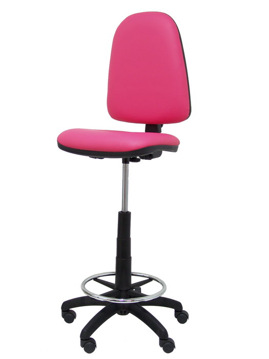 Taburete Aýna con mecanismo Contacto permanente básico tapizada con Similpiel color Rosa. Equipado con Base poliamida negra, Sin brazos y Ruedas de nailon 50 mm