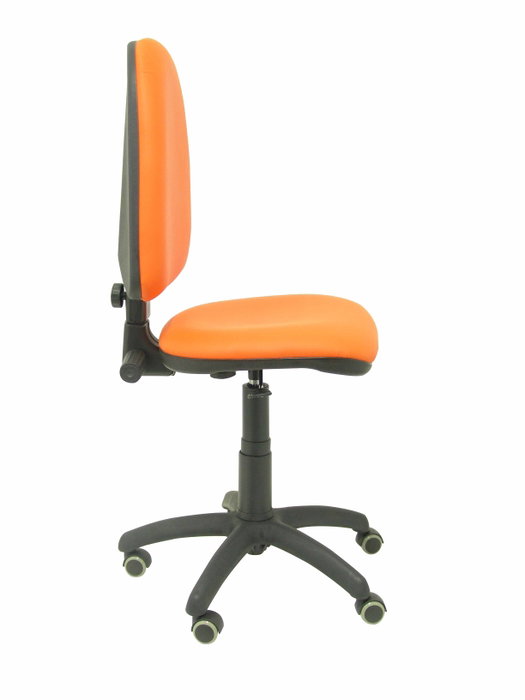 Silla de oficina Aýna con mecanismo Contacto permanente básico tapizada con Similpiel color Naranja. Equipada con Base poliamida negra, Sin brazos y Ruedas de parqué