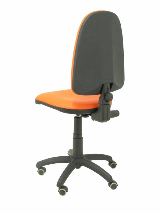 Silla de oficina Aýna con mecanismo Contacto permanente básico tapizada con Similpiel color Naranja. Equipada con Base poliamida negra, Sin brazos y Ruedas de parqué