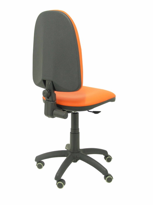 Silla de oficina Aýna con mecanismo Contacto permanente básico tapizada con Similpiel color Naranja. Equipada con Base poliamida negra, Sin brazos y Ruedas de parqué