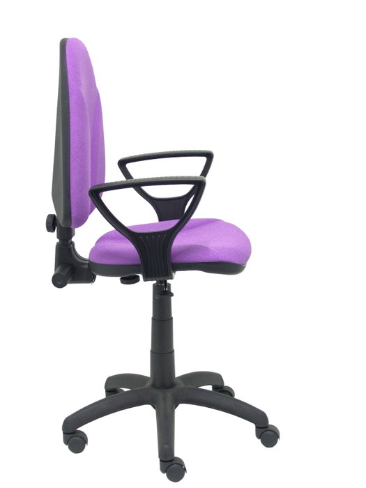 Silla de oficina Algarra con mecanismo Contacto permanente básico tapizada con Tela color Lila. Equipada con Base poliamida negra, Brazos fijos y Ruedas de nailon 50 mm