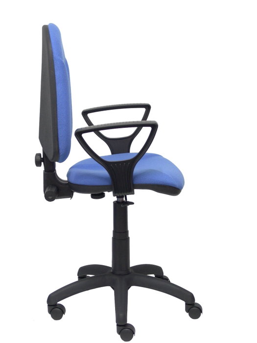 Silla de oficina Algarra con mecanismo Contacto permanente básico tapizada con Tela color Azul claro. Equipada con Base poliamida negra, Brazos fijos y Ruedas de nailon 50 mm
