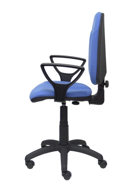Silla de oficina Algarra con mecanismo Contacto permanente básico tapizada con Tela color Azul claro. Equipada con Base poliamida negra, Brazos fijos y Ruedas de nailon 50 mm