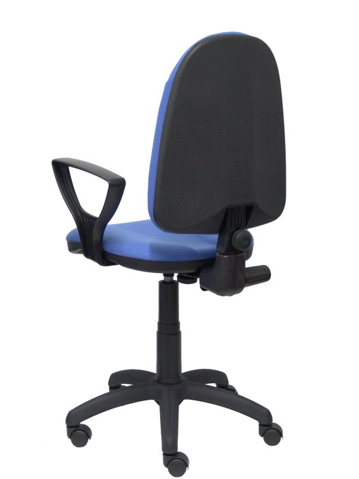 Silla de oficina Algarra con mecanismo Contacto permanente básico tapizada con Tela color Azul claro. Equipada con Base poliamida negra, Brazos fijos y Ruedas de nailon 50 mm