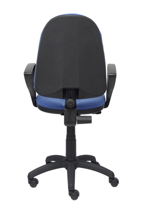 Silla de oficina Algarra con mecanismo Contacto permanente básico tapizada con Tela color Azul claro. Equipada con Base poliamida negra, Brazos fijos y Ruedas de nailon 50 mm