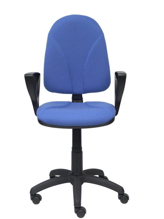 Silla de oficina Algarra con mecanismo Contacto permanente básico tapizada con Tela color Azul claro. Equipada con Base poliamida negra, Brazos fijos y Ruedas de nailon 50 mm