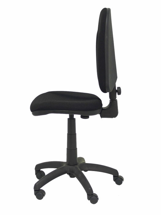Silla de oficina Algarra con mecanismo Contacto permanente básico tapizada con Tela color Negro. Equipada con Base poliamida negra, Sin brazos y Ruedas de nailon 50 mm
