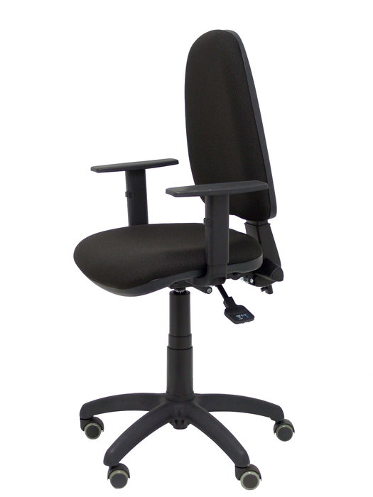 Silla de oficina Aýna con mecanismo Asincro tapizada con Tela color Negro. Equipada con Base poliamida negra, Brazos 1D y Ruedas de parqué