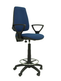 Taburete Elche con mecanismo Contacto permanente básico tapizada con Tela color Azul marino. Equipado con Base poliamida negra, Brazos fijos y Ruedas de nailon 50 mm