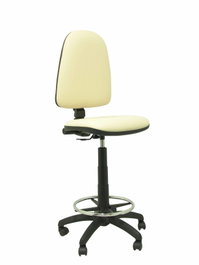 Taburete Aýna con mecanismo Contacto permanente básico tapizada con Similpiel color Crema. Equipado con Base poliamida negra, Sin brazos y Ruedas de nailon 50 mm