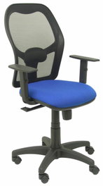 Piqueras y Crespo Silla Alocén con mecanismo Sincro, brazos regulables, respaldo de malla negro y asiento azul BALI