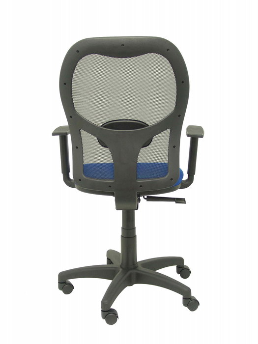 Silla de oficina Alocén con mecanismo Sincro tapizada con Tela color Azul y malla color Negro. Equipada con lumbar 1D, Brazos 1D y Ruedas de nailon 50 mm