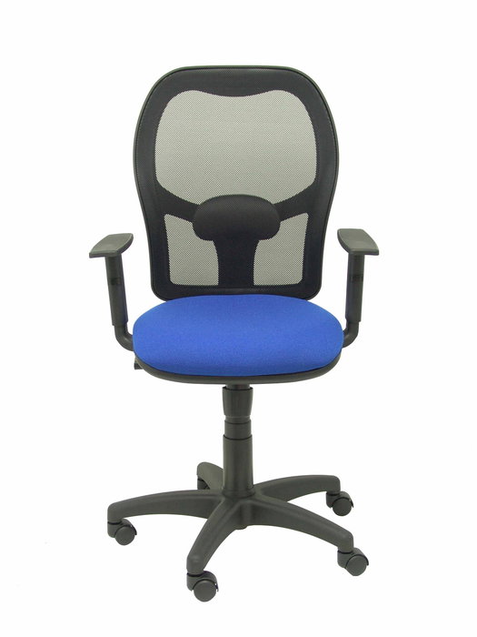 Silla de oficina Alocén con mecanismo Sincro tapizada con Tela color Azul y malla color Negro. Equipada con lumbar 1D, Brazos 1D y Ruedas de nailon 50 mm