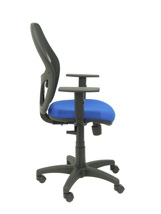 Silla de oficina Alocén con mecanismo Sincro tapizada con Tela color Azul y malla color Negro. Equipada con lumbar 1D, Brazos 1D y Ruedas de nailon 50 mm