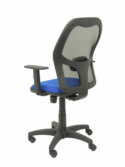 Silla de oficina Alocén con mecanismo Sincro tapizada con Tela color Azul y malla color Negro. Equipada con lumbar 1D, Brazos 1D y Ruedas de nailon 50 mm