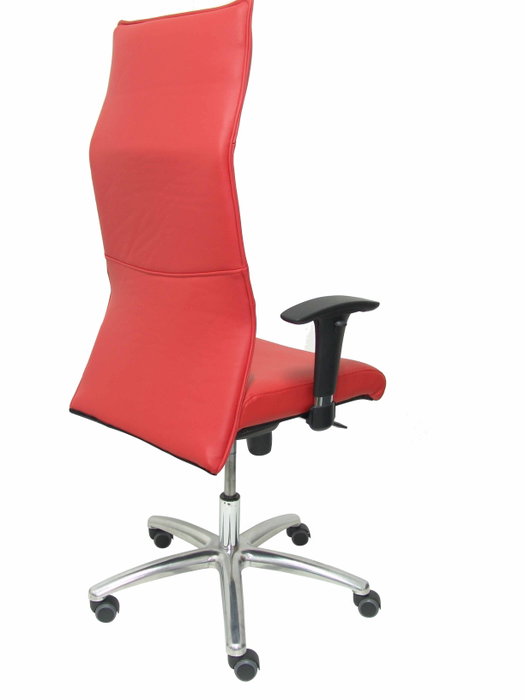Sillón Albacete con mecanismo Sincro tapizada con Piel color Rojo. Equipado con Base aluminio, Brazos 1D y Ruedas de parqué