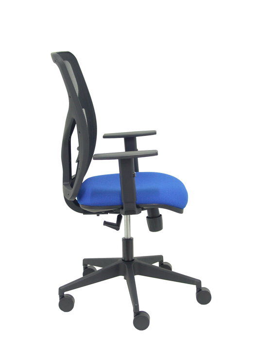 Silla de oficina Motilla con mecanismo Sincro tapizada con Tela color Azul y malla color Negro. Equipada con lumbar 1D, Brazos 1D y Ruedas 65mm nailon