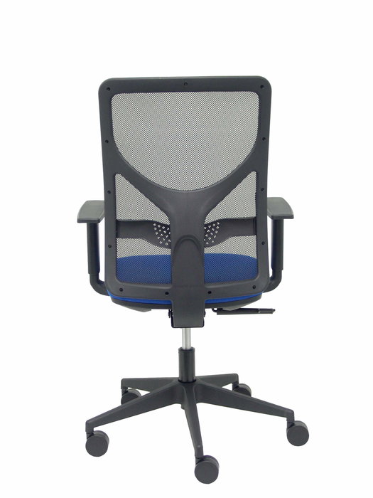 Silla de oficina Motilla con mecanismo Sincro tapizada con Tela color Azul y malla color Negro. Equipada con lumbar 1D, Brazos 1D y Ruedas 65mm nailon
