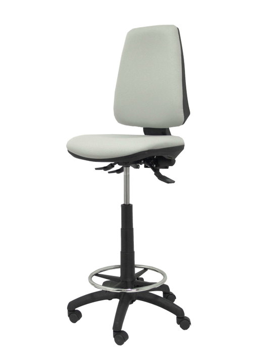 Taburete Elche con mecanismo Asincro tapizada con Tela color Gris claro. Equipado con Base poliamida negra, Sin brazos y Ruedas de nailon 50 mm