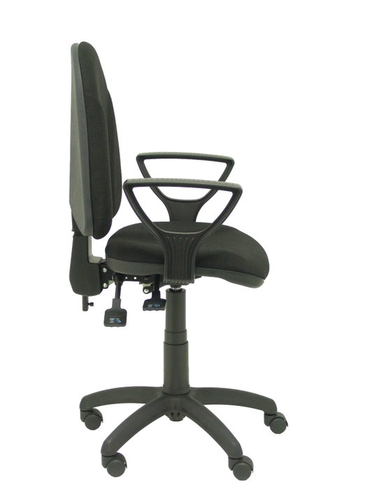 Silla de oficina Algarra con mecanismo Asincro tapizada con Tela color Negro. Equipada con Base poliamida negra, Brazos fijos y Ruedas de nailon 50 mm