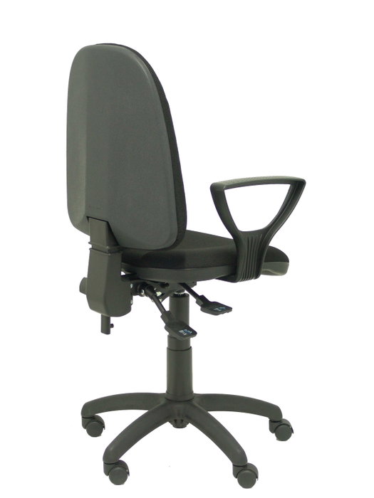 Silla de oficina Algarra con mecanismo Asincro tapizada con Tela color Negro. Equipada con Base poliamida negra, Brazos fijos y Ruedas de nailon 50 mm