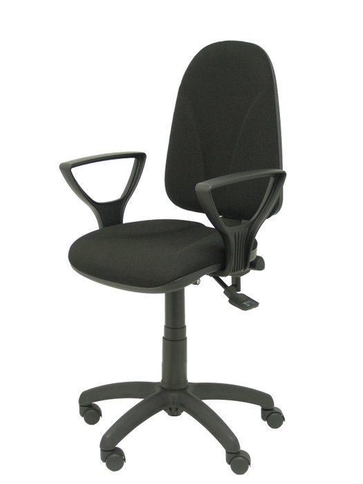 Silla de oficina Algarra con mecanismo Asincro tapizada con Tela color Negro. Equipada con Base poliamida negra, Brazos fijos y Ruedas de nailon 50 mm