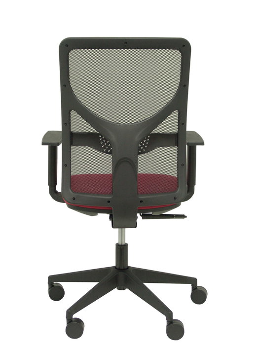 Silla de oficina Motilla con mecanismo Sincro tapizada con Tela color Granate y malla color Negro. Equipada con lumbar 1D, Brazos 1D y Ruedas 65mm nailon