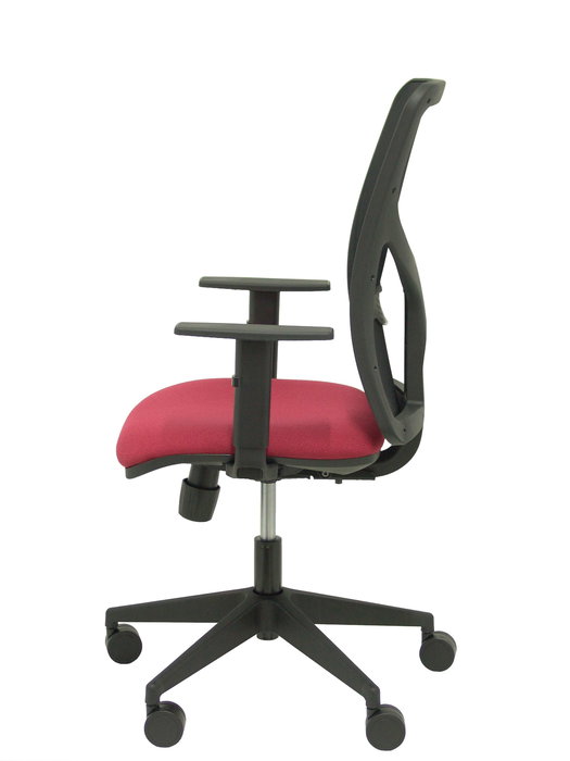 Silla de oficina Motilla con mecanismo Sincro tapizada con Tela color Granate y malla color Negro. Equipada con lumbar 1D, Brazos 1D y Ruedas 65mm nailon