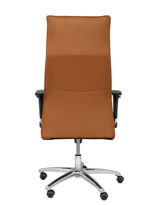 Sillón Albacete con mecanismo Sincro tapizada con Piel color Marrón. Equipado con Base aluminio, Brazos 1D y Ruedas de parqué
