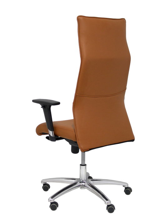 Sillón Albacete con mecanismo Sincro tapizada con Piel color Marrón. Equipado con Base aluminio, Brazos 1D y Ruedas de parqué