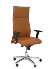 Sillón Albacete con mecanismo Sincro tapizada con Piel color Marrón. Equipado con Base aluminio, Brazos 1D y Ruedas de parqué