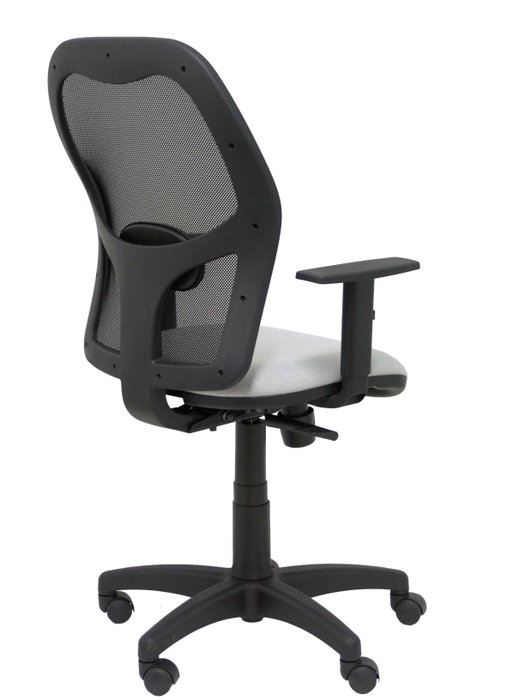 PIQUERAS Y CRESPO Silla Alocén con respaldo de malla negra y asiento Bali gris claro