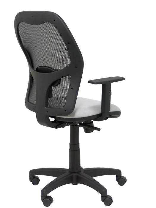 Silla de oficina Alocén con mecanismo Sincro tapizada con Tela color Gris claro y malla color Negro. Equipada con lumbar 1D, Brazos 1D y Ruedas de nailon 50 mm