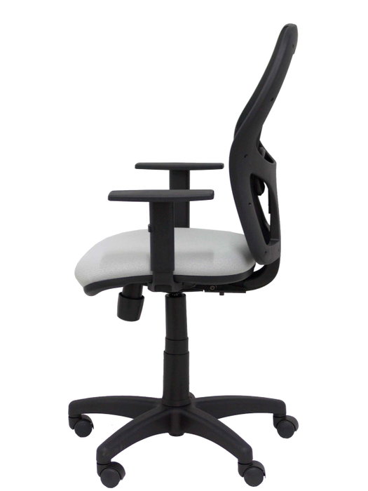 Silla de oficina Alocén con mecanismo Sincro tapizada con Tela color Gris claro y malla color Negro. Equipada con lumbar 1D, Brazos 1D y Ruedas de nailon 50 mm