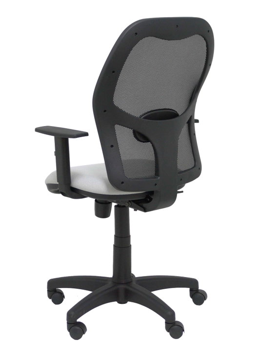 Silla de oficina Alocén con mecanismo Sincro tapizada con Tela color Gris claro y malla color Negro. Equipada con lumbar 1D, Brazos 1D y Ruedas de nailon 50 mm