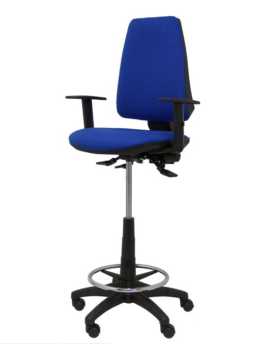 Taburete Elche con mecanismo Asincro tapizada con Tela color Azul. Equipado con Base poliamida negra, Brazos 1D y Ruedas de nailon 50 mm