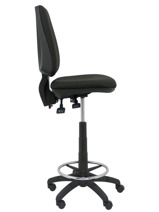 Taburete Elche con mecanismo Asincro tapizada con Tela color Negro. Equipado con Base poliamida negra, Sin brazos y Ruedas de nailon 50 mm