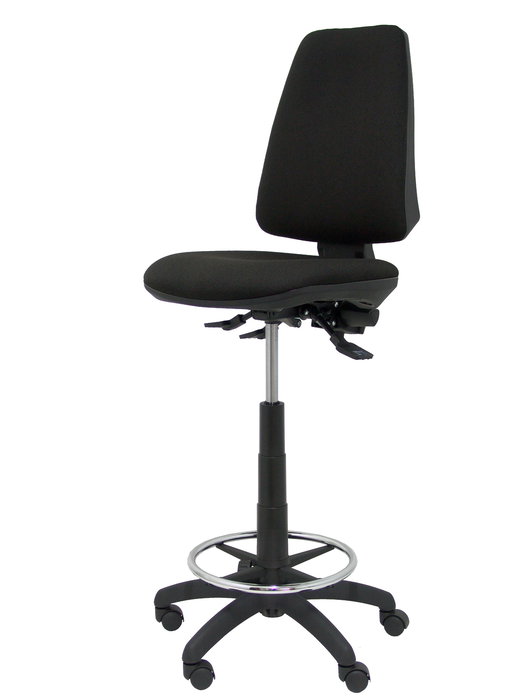 Taburete Elche con mecanismo Asincro tapizada con Tela color Negro. Equipado con Base poliamida negra, Sin brazos y Ruedas de nailon 50 mm