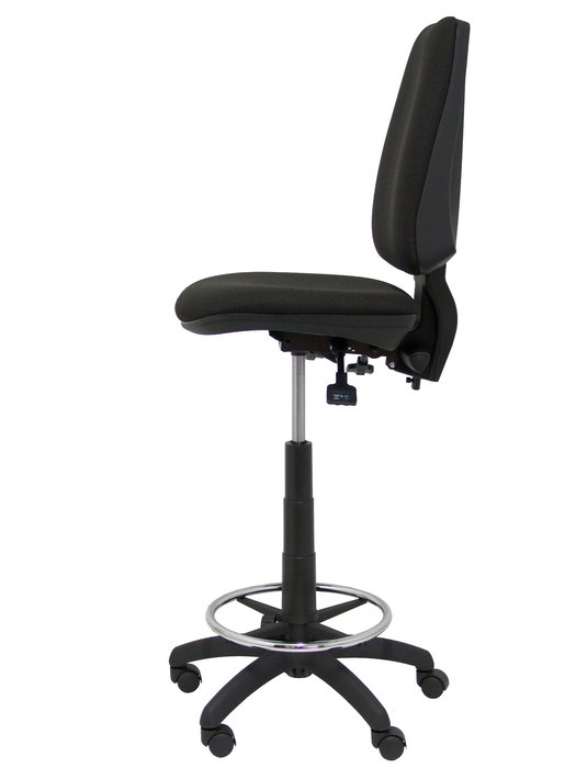 Taburete Elche con mecanismo Asincro tapizada con Tela color Negro. Equipado con Base poliamida negra, Sin brazos y Ruedas de nailon 50 mm