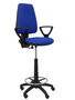 Taburete Elche con mecanismo Contacto permanente básico tapizada con Tela color Azul. Equipado con Base poliamida negra, Brazos fijos y Ruedas de nailon 50 mm