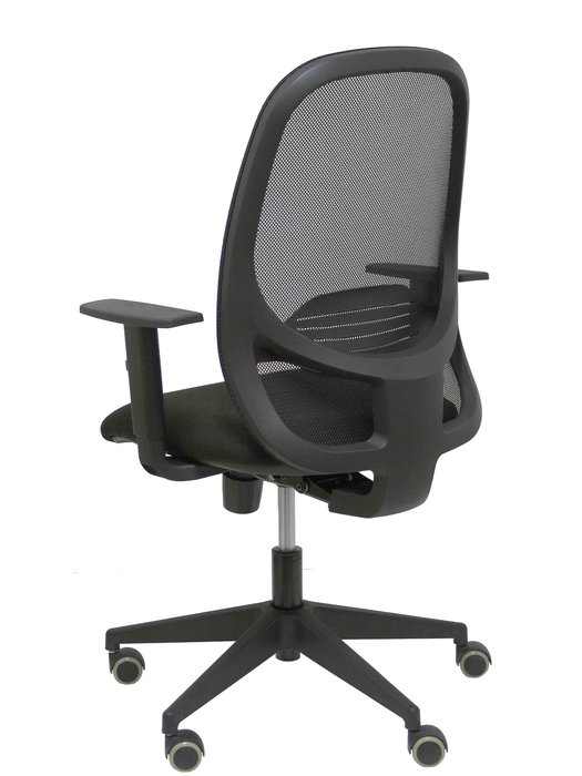 Silla de oficina Cilanco con mecanismo Sincro tapizada con Tela color Negro. Equipada con lumbar 1D, Brazos 1D y Ruedas de parqué