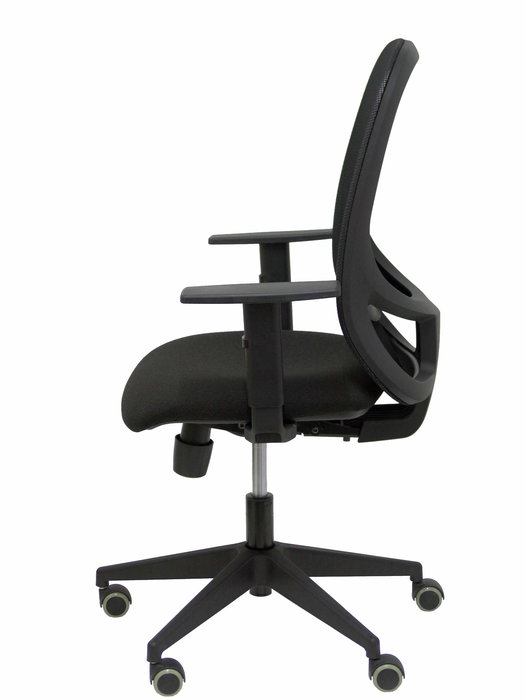 Silla de oficina Cilanco con mecanismo Sincro tapizada con Tela color Negro. Equipada con lumbar 1D, Brazos 1D y Ruedas de parqué