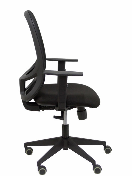 Silla de oficina Cilanco con mecanismo Sincro tapizada con Tela color Negro. Equipada con lumbar 1D, Brazos 1D y Ruedas de parqué