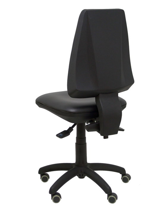 Silla de oficina Elche con mecanismo Asincro tapizada con Similpiel color Negro. Equipada con Base poliamida negra, Sin brazos y Ruedas de parqué