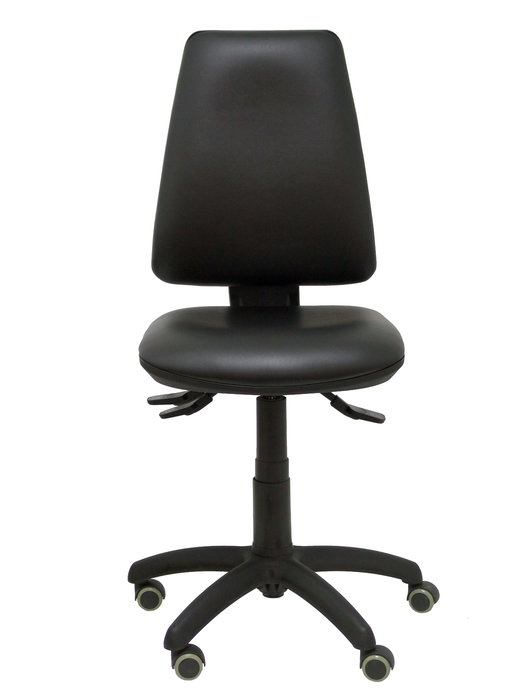 Silla de oficina Elche con mecanismo Asincro tapizada con Similpiel color Negro. Equipada con Base poliamida negra, Sin brazos y Ruedas de parqué