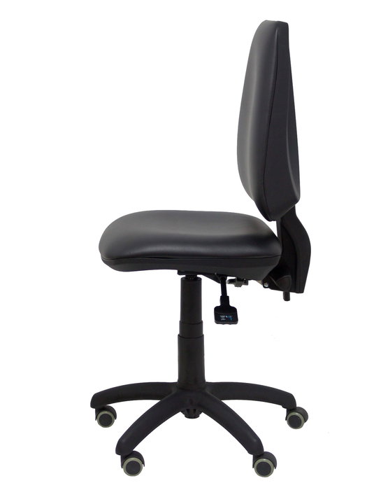 Silla de oficina Elche con mecanismo Asincro tapizada con Similpiel color Negro. Equipada con Base poliamida negra, Sin brazos y Ruedas de parqué