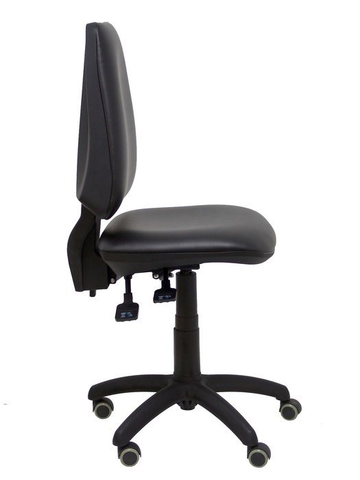 Silla de oficina Elche con mecanismo Asincro tapizada con Similpiel color Negro. Equipada con Base poliamida negra, Sin brazos y Ruedas de parqué