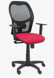 PIQUERAS Y CRESPO Silla Alocén con respaldo de malla negra y asiento rojo