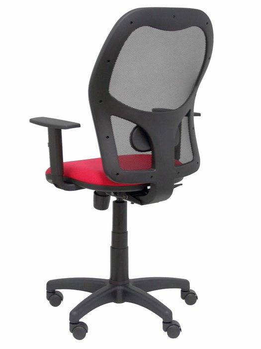 Silla de oficina Alocén con mecanismo Sincro tapizada con Tela color Rojo y malla color Negro. Equipada con lumbar 1D, Brazos 1D y Ruedas de nailon 50 mm Silla de oficina Alocén con mecanismo Sincro tapizada con Tela color Rojo y malla color Negro. Equipada con lumbar 1D, Brazos 1D y Ruedas de nailon 50 mm
