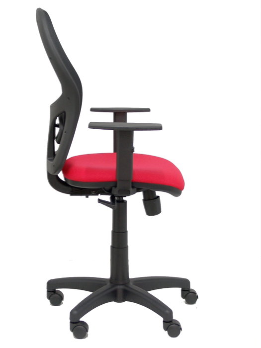 PIQUERAS Y CRESPO Silla Alocén con respaldo de malla negra y asiento Bali rojo